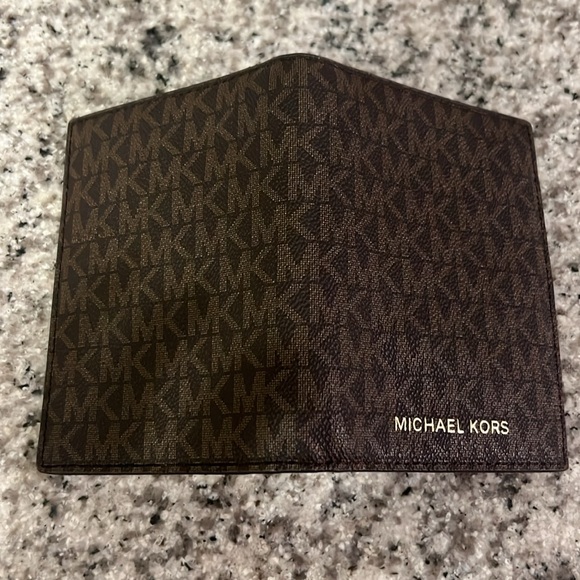 New Michael Kors Passport & Card Holder Wallet - Picture 4 of 4